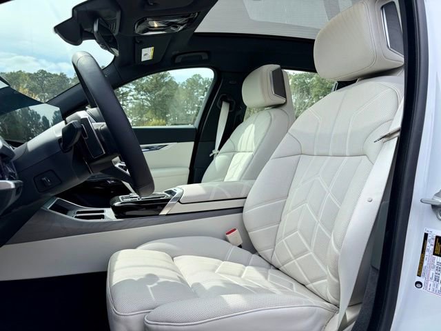 Used 2025 BMW 740i w/ Premium Package image 27