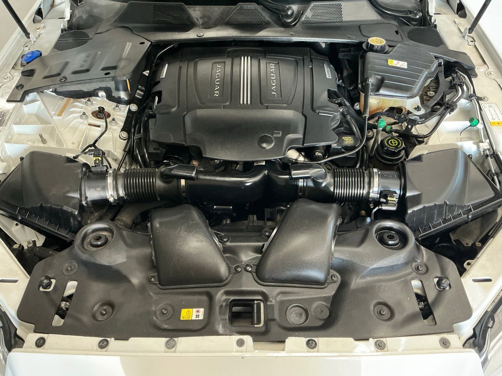 Used 2015 Jaguar XJ R LWB image 34