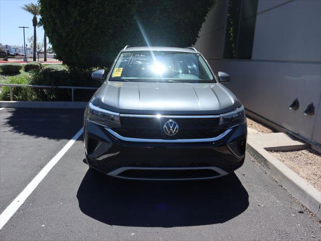 Used 2024 Volkswagen Taos SE w/ Panoramic Sunroof Package FWD image 2