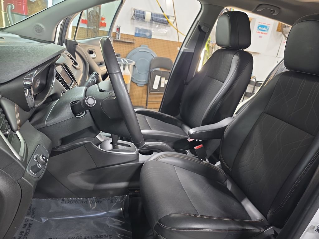 Used 2020 Chevrolet Trax LT w/ LT Convenience Package FWD image 14