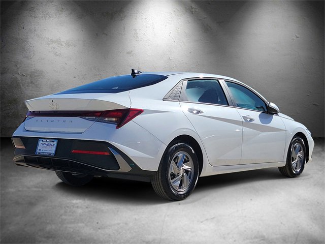 New 2025 Hyundai Elantra SE image 3