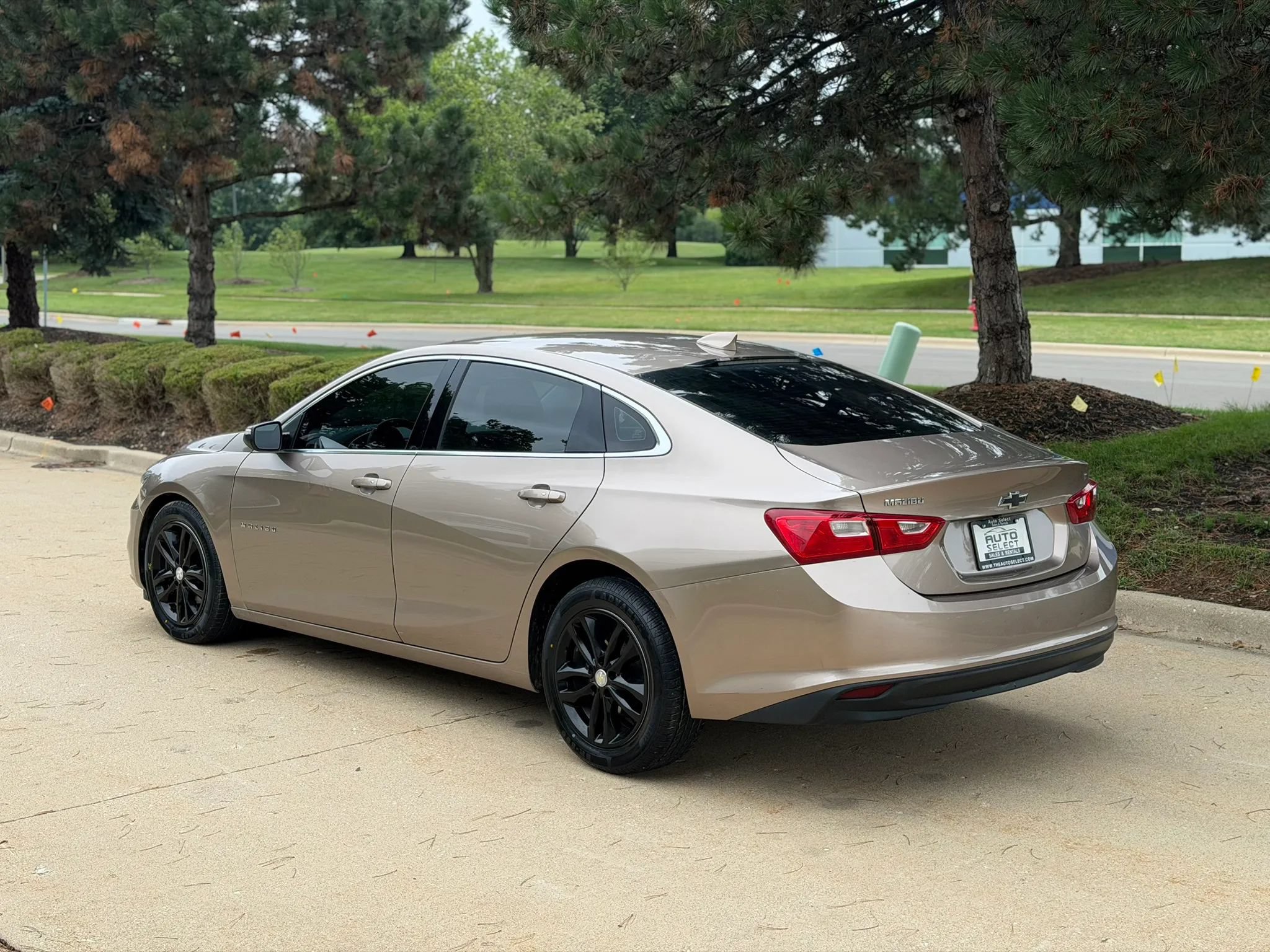 Used 2018 Chevrolet Malibu LT FWD image 3