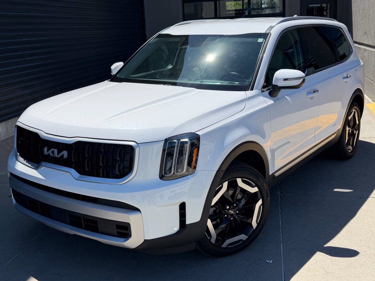 Used 2023 Kia Telluride S AWD/4WD image 2