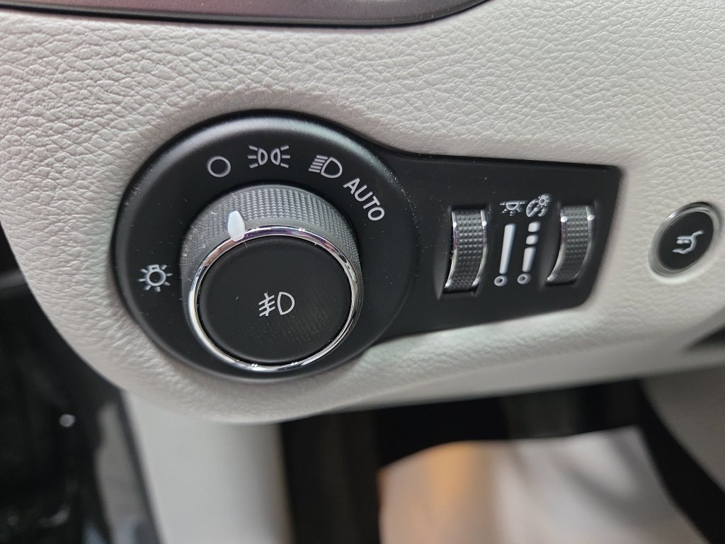 Used 2019 Jeep Cherokee Limited FWD image 33