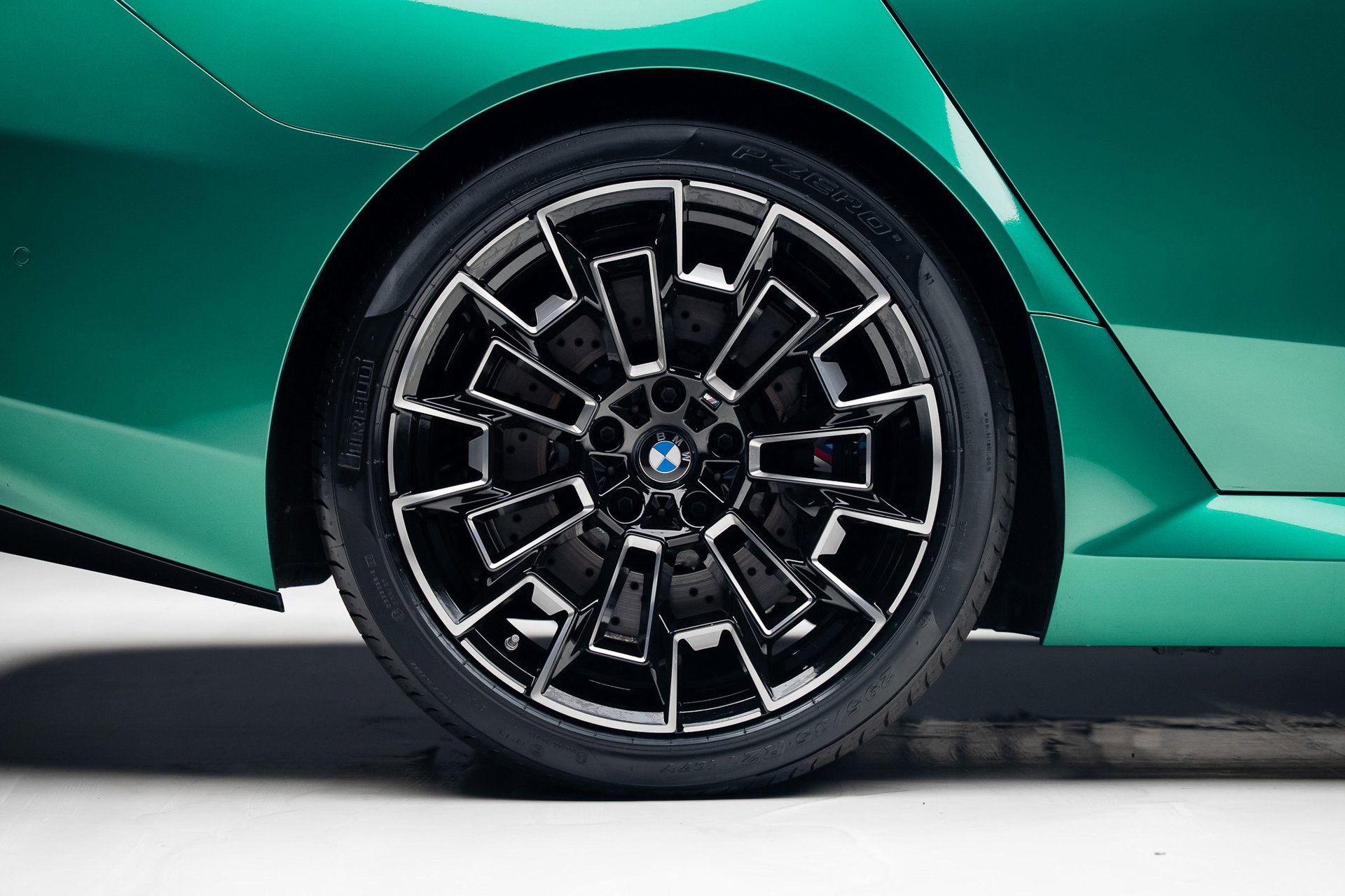 Used 2025 BMW M5 w/ Carbon Package image 40
