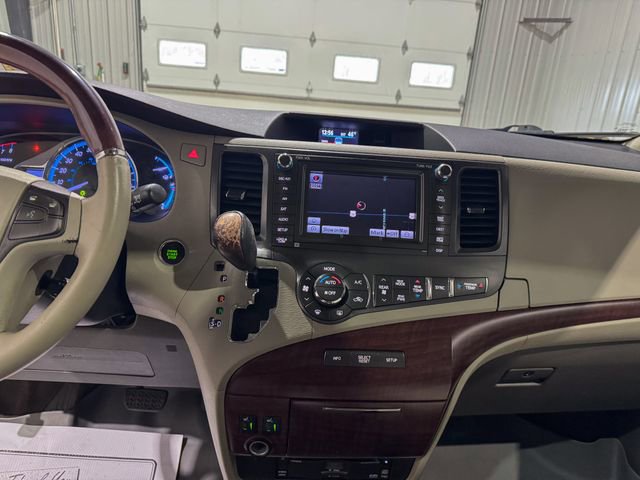 Used 2013 Toyota Sienna Limited w/ Premium Pkg image 16