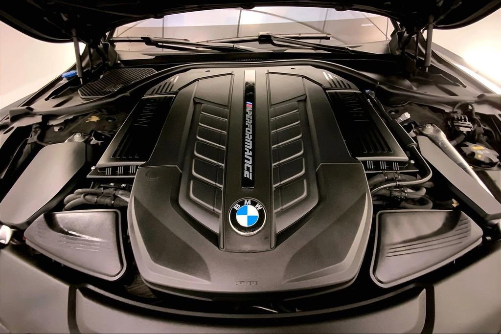 Used 2019 BMW M760i xDrive w/ Luxury Rear Seating Package image 9