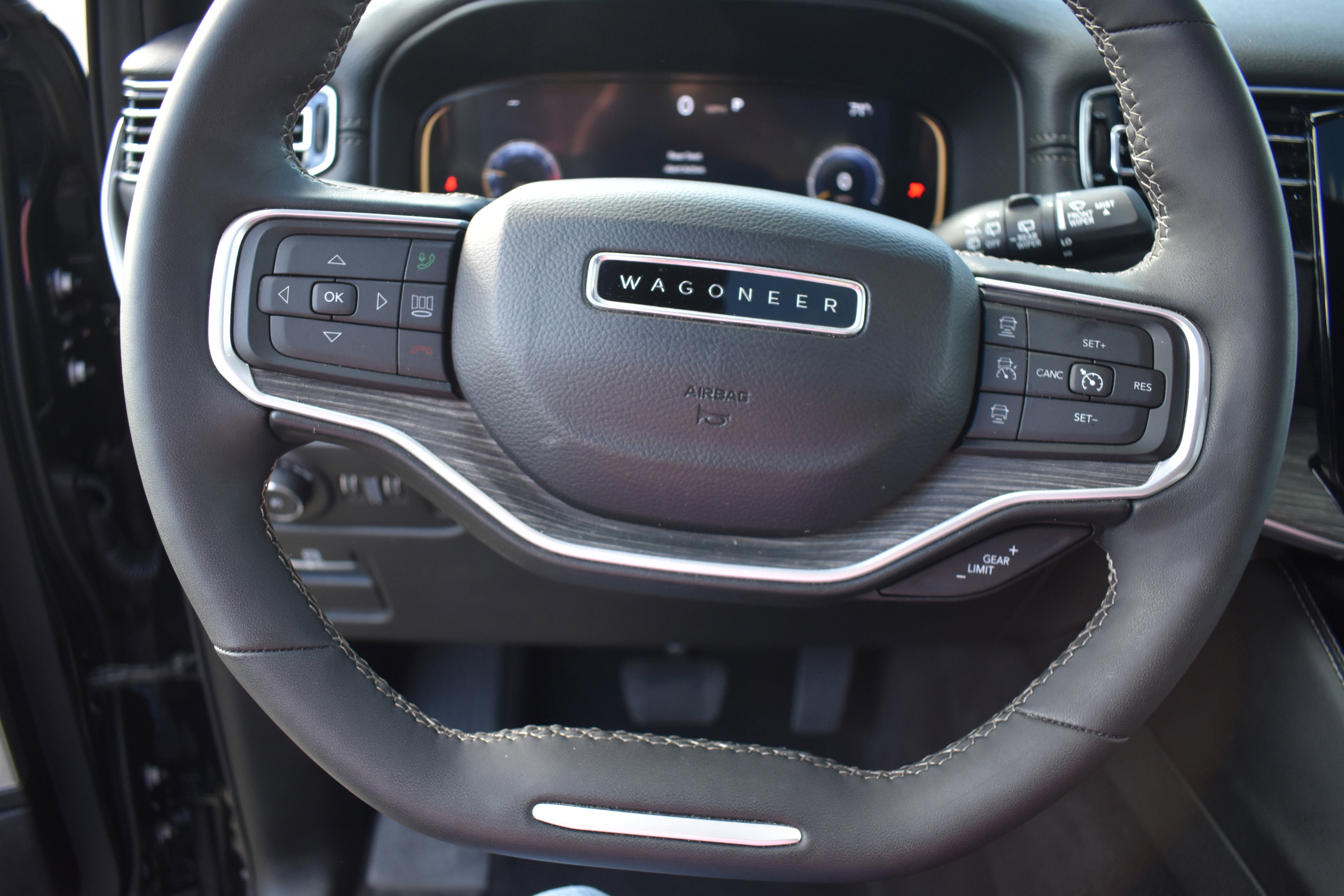 Used 2024 Jeep Wagoneer L Series II w/ Premium Group I image 14