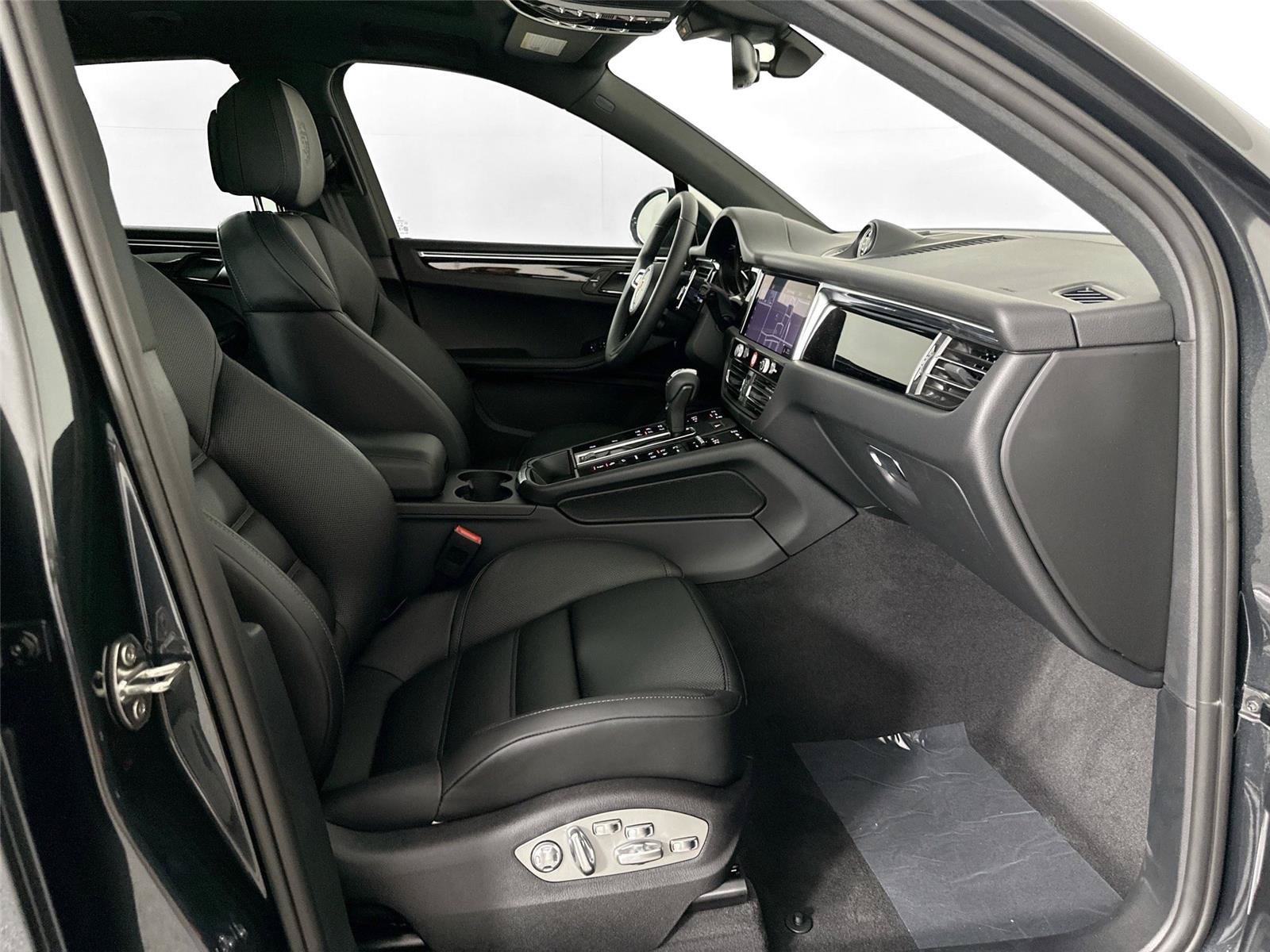Certified 2025 Porsche Macan AWD/4WD image 28