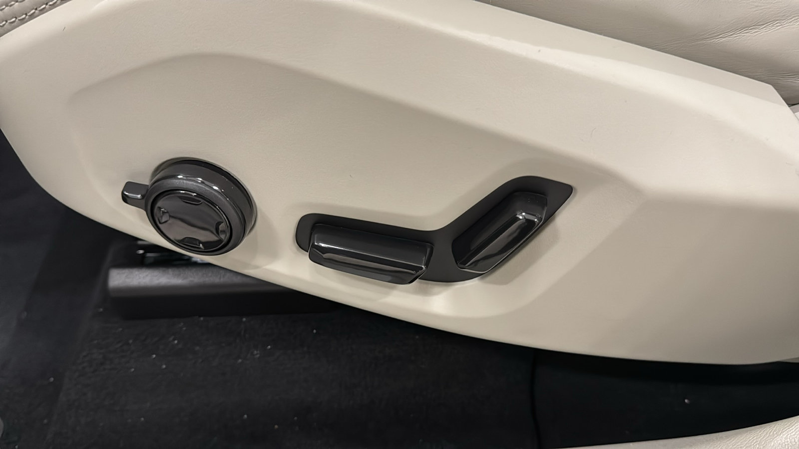 New 2026 Volvo XC60 B5 Ultra w/ Protection Package Premier AWD/4WD image 24