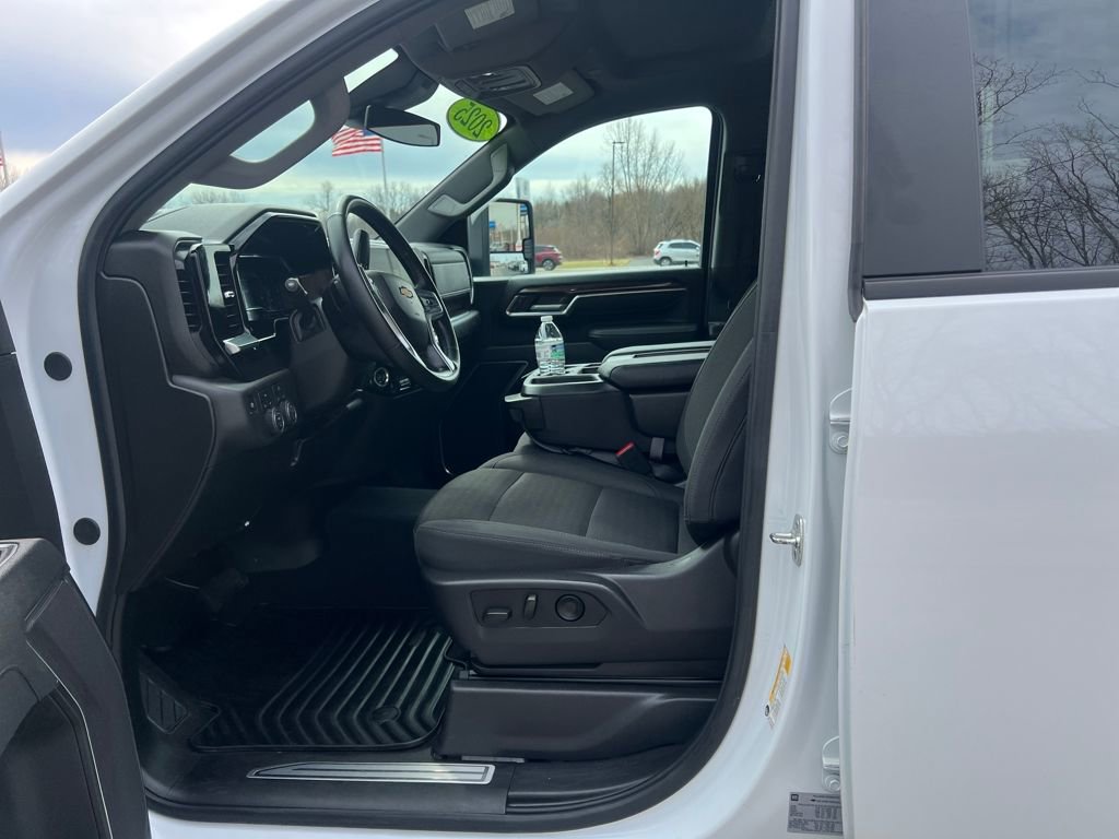 Used 2025 Chevrolet Silverado 2500 LT w/ Convenience Package image 16