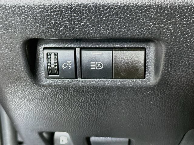 Used 2021 Toyota RAV4 LE AWD/4WD image 18