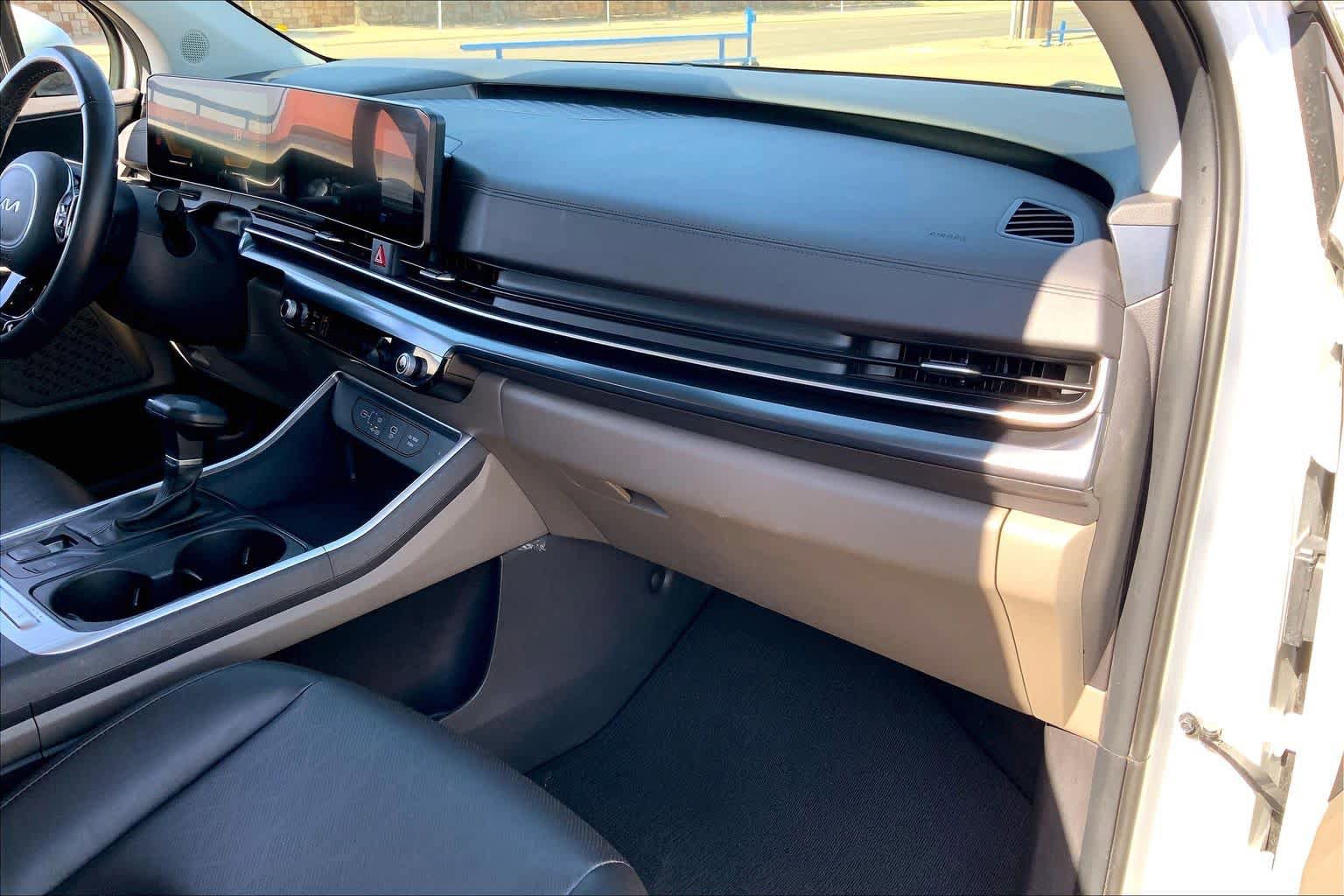 Used 2025 Kia Carnival FWD image 19