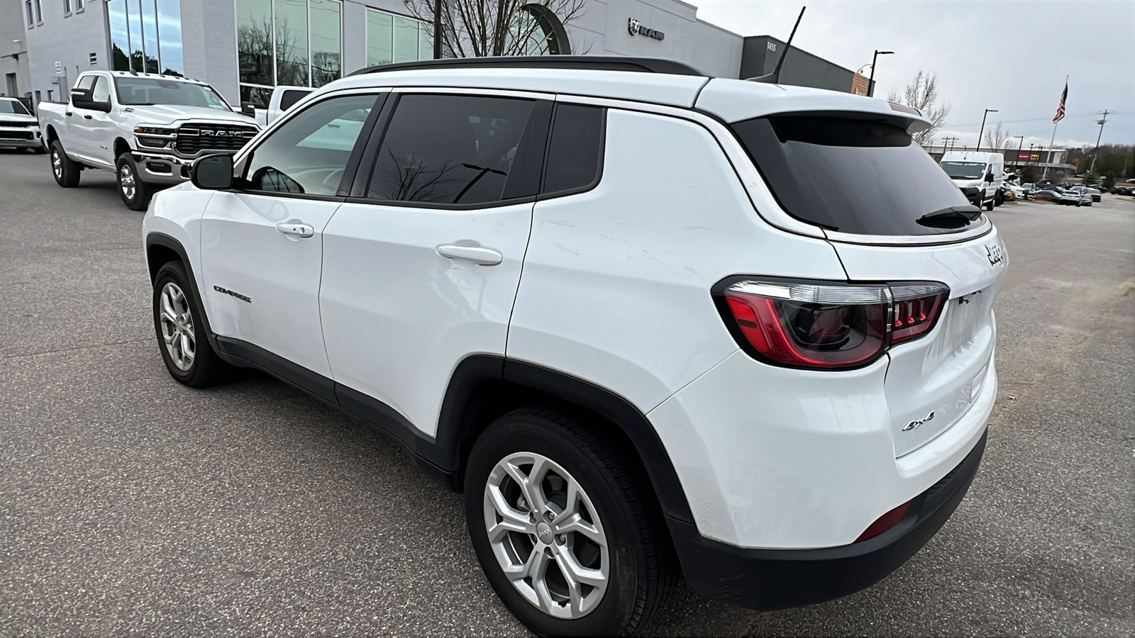 Used 2024 Jeep Compass Latitude image 10