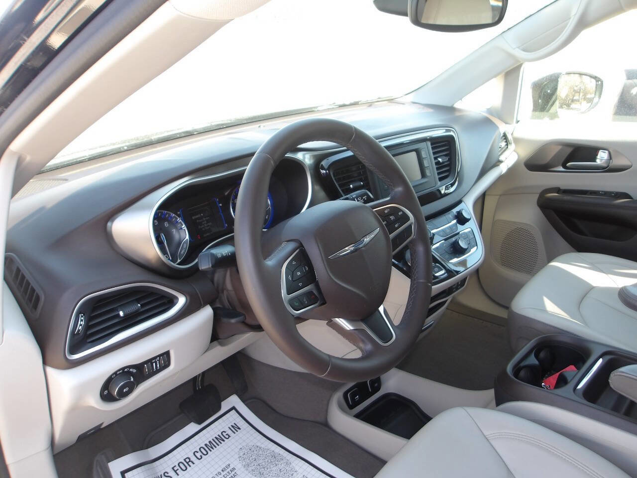 Used 2017 Chrysler Pacifica Touring-L FWD image 10