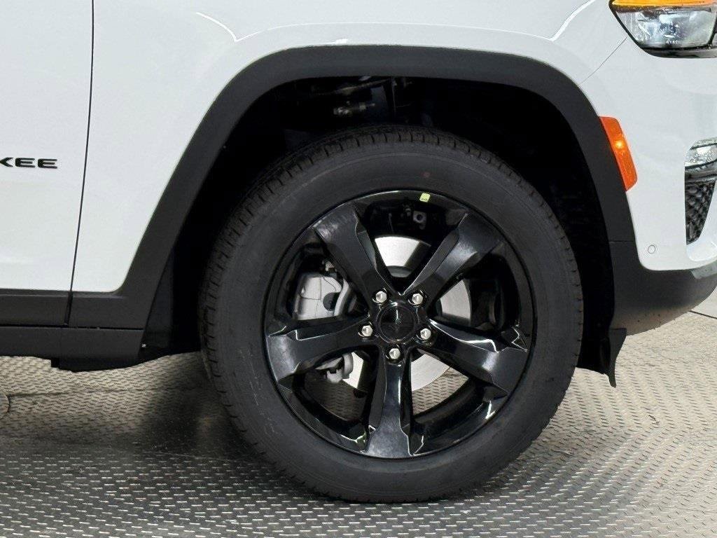 New 2025 Jeep Grand Cherokee Limited w/ Luxury Tech Group II image 2