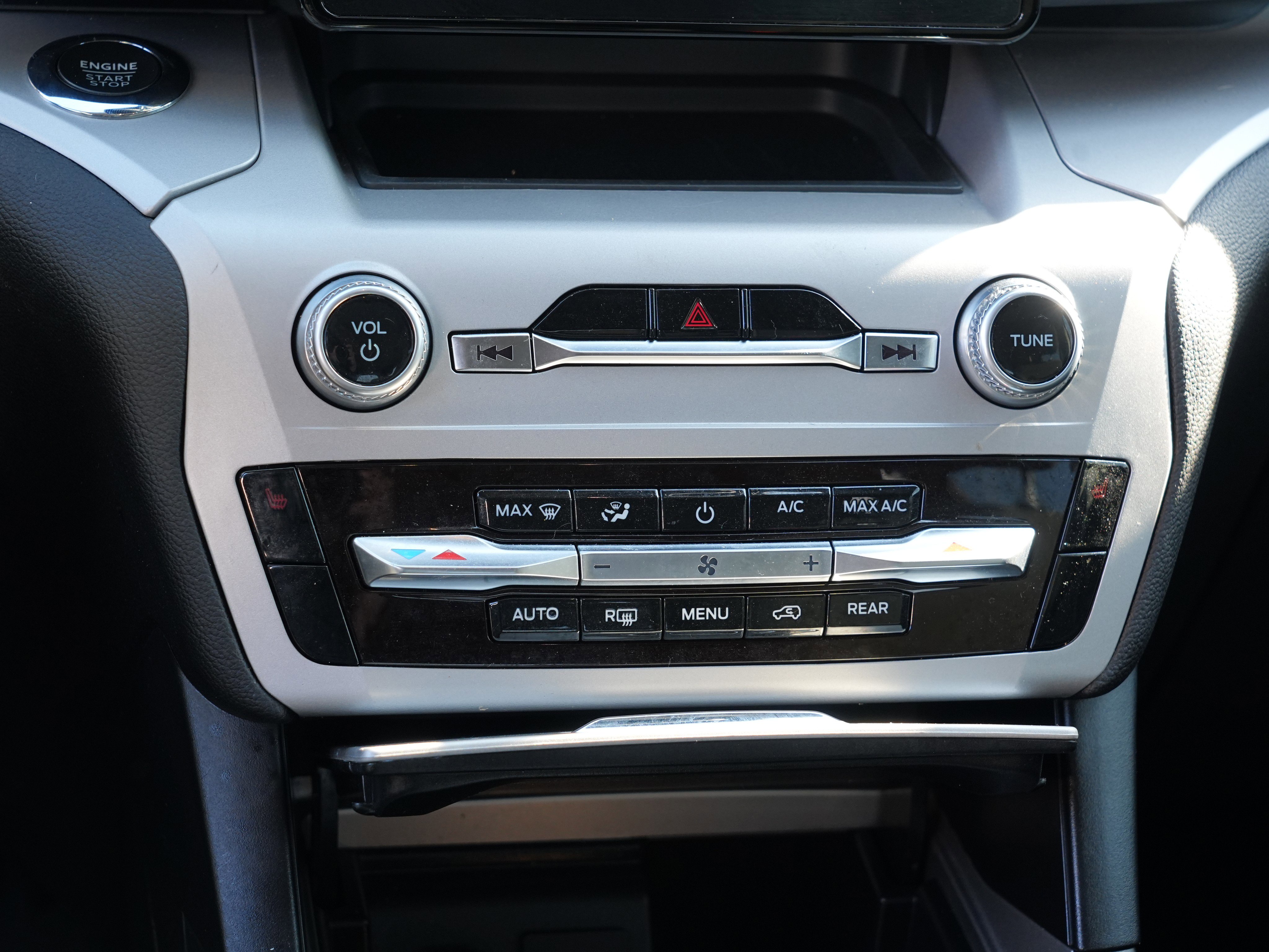 Used 2023 Ford Explorer XLT image 27