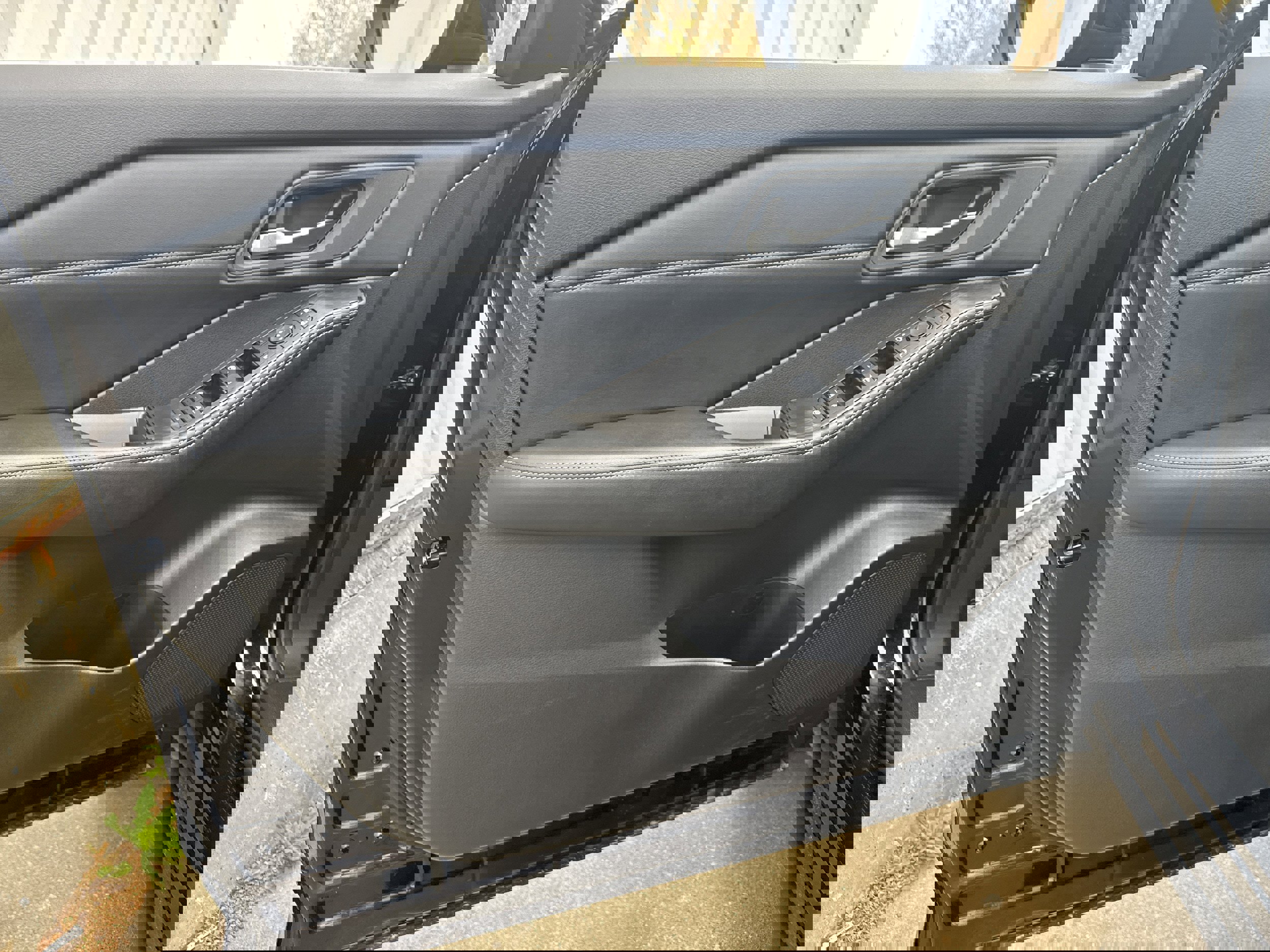 Used 2025 Nissan Rogue SV w/ SV Premium Package image 11