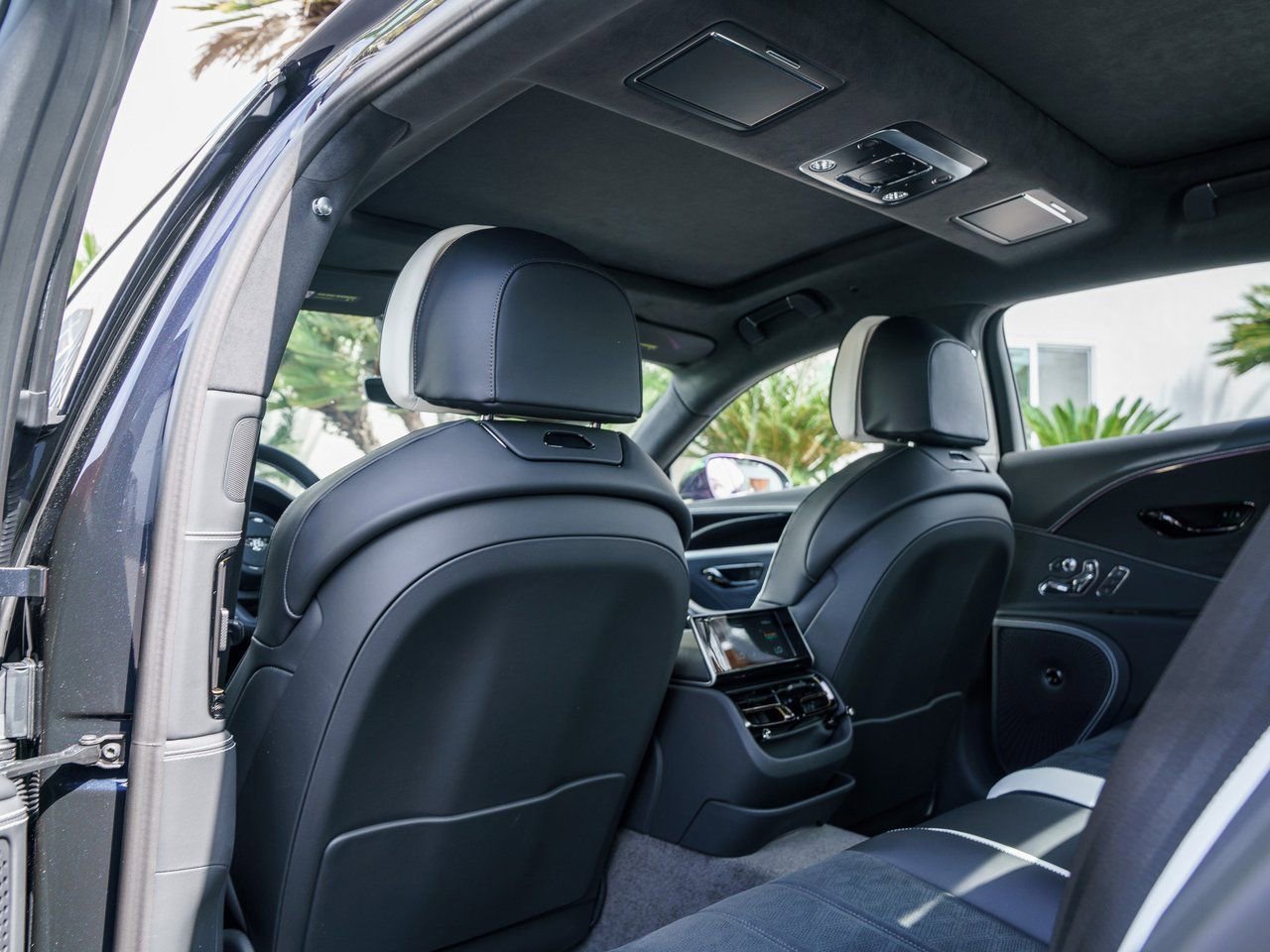 Used 2025 Bentley Flying Spur Plug-In Hybrid image 12