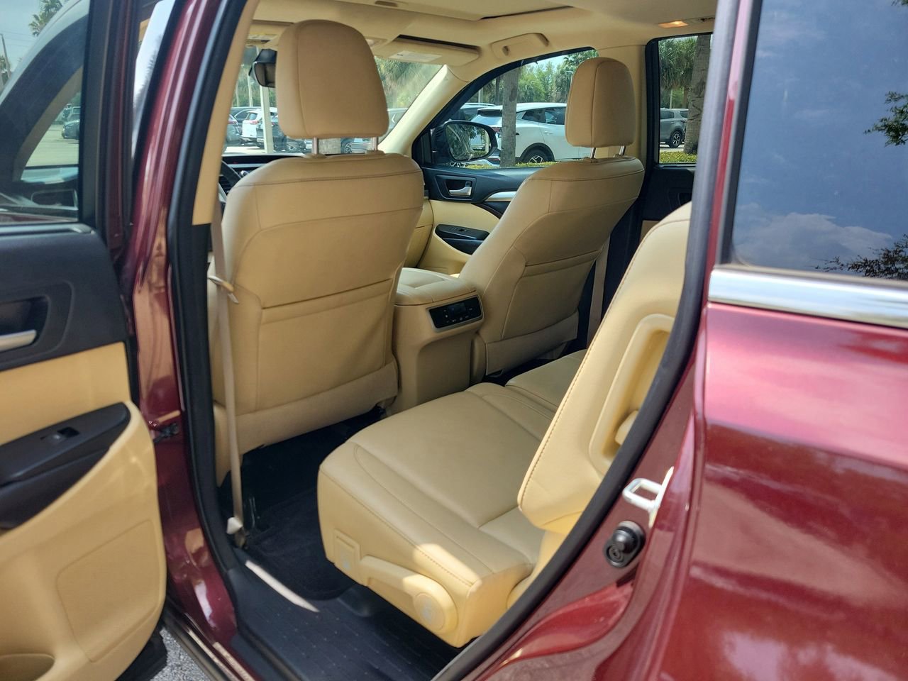 Used 2017 Toyota Highlander XLE image 10