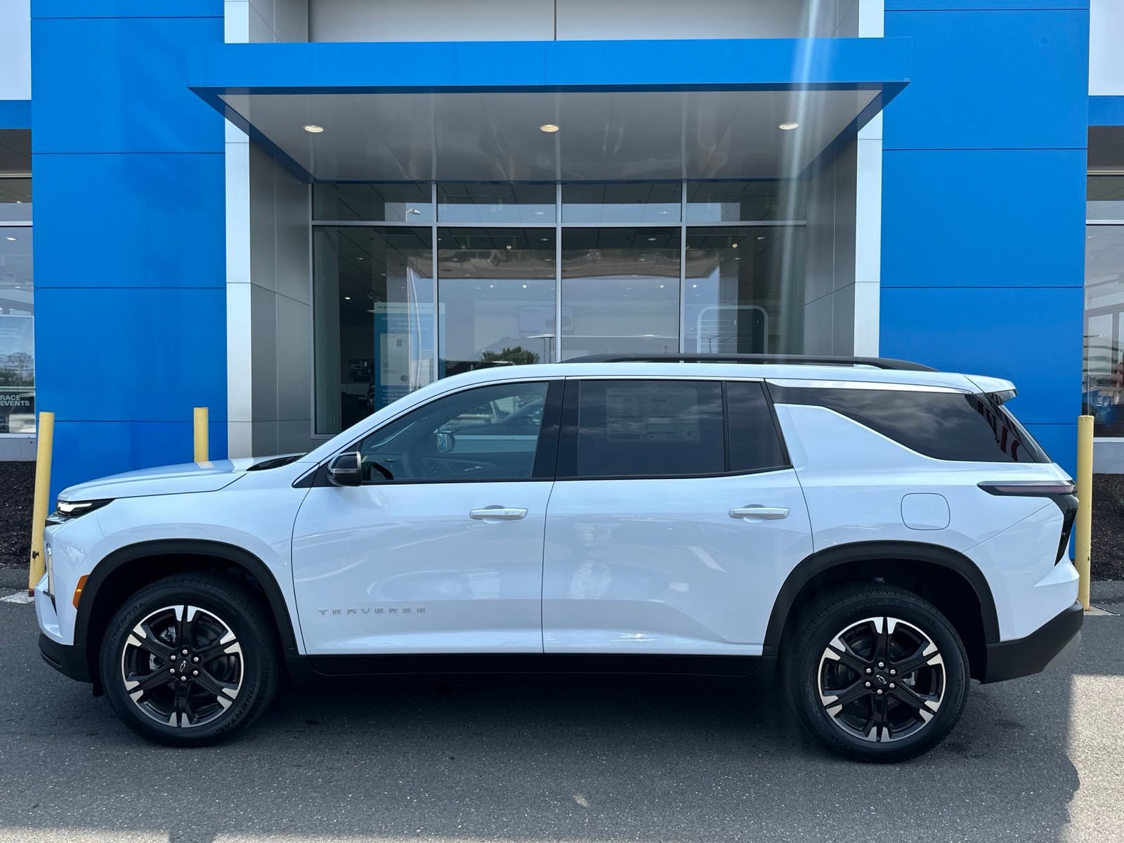 New 2027 Chevrolet Traverse LT w/ Sun and Wheel Package AWD/4WD image 9