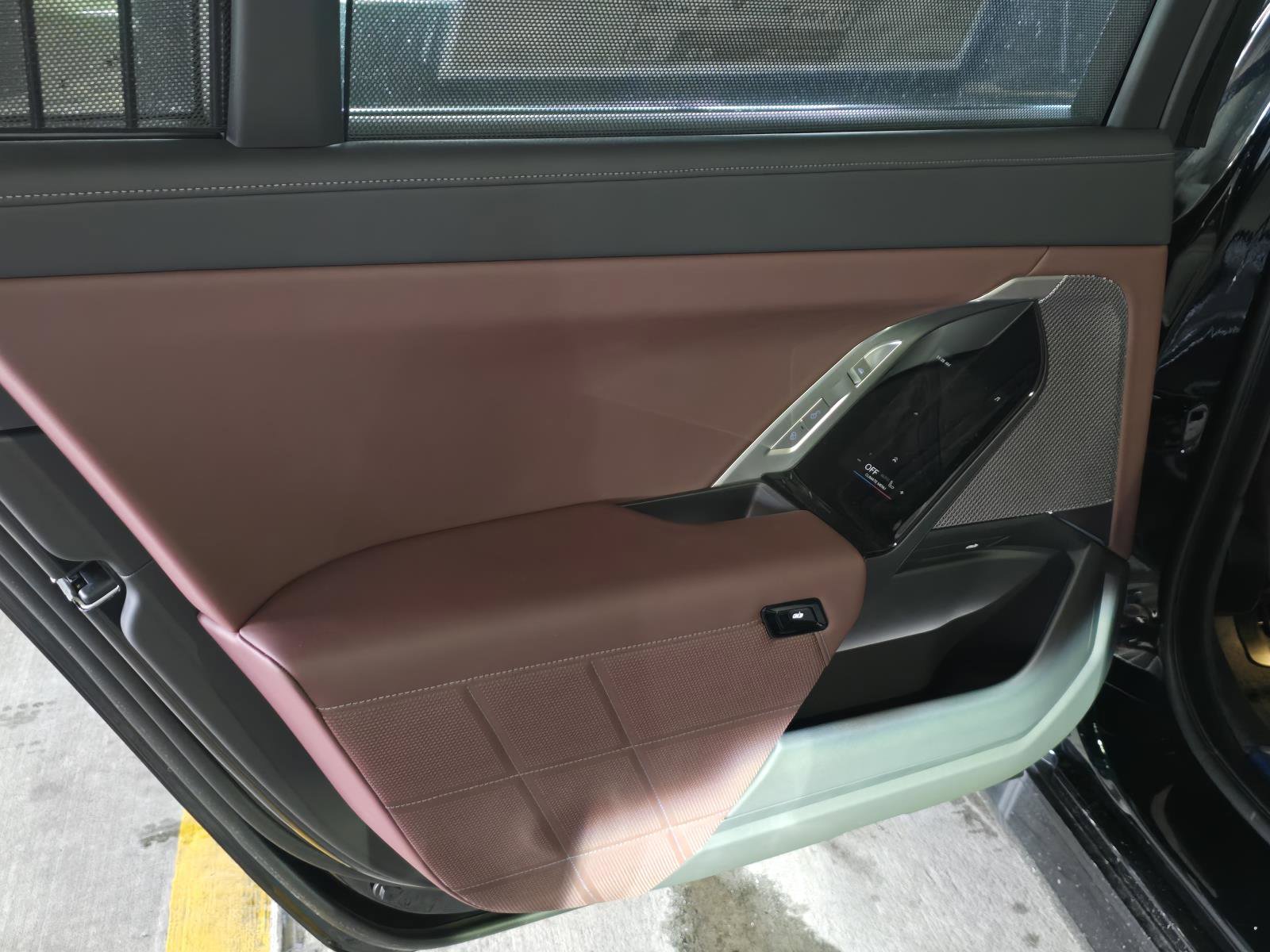 New 2025 BMW 750e xDrive w/ Premium Package image 5