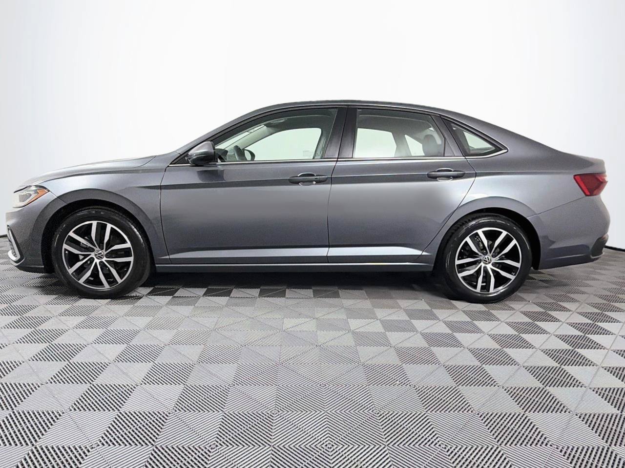 Used 2025 Volkswagen Jetta SE FWD image 7
