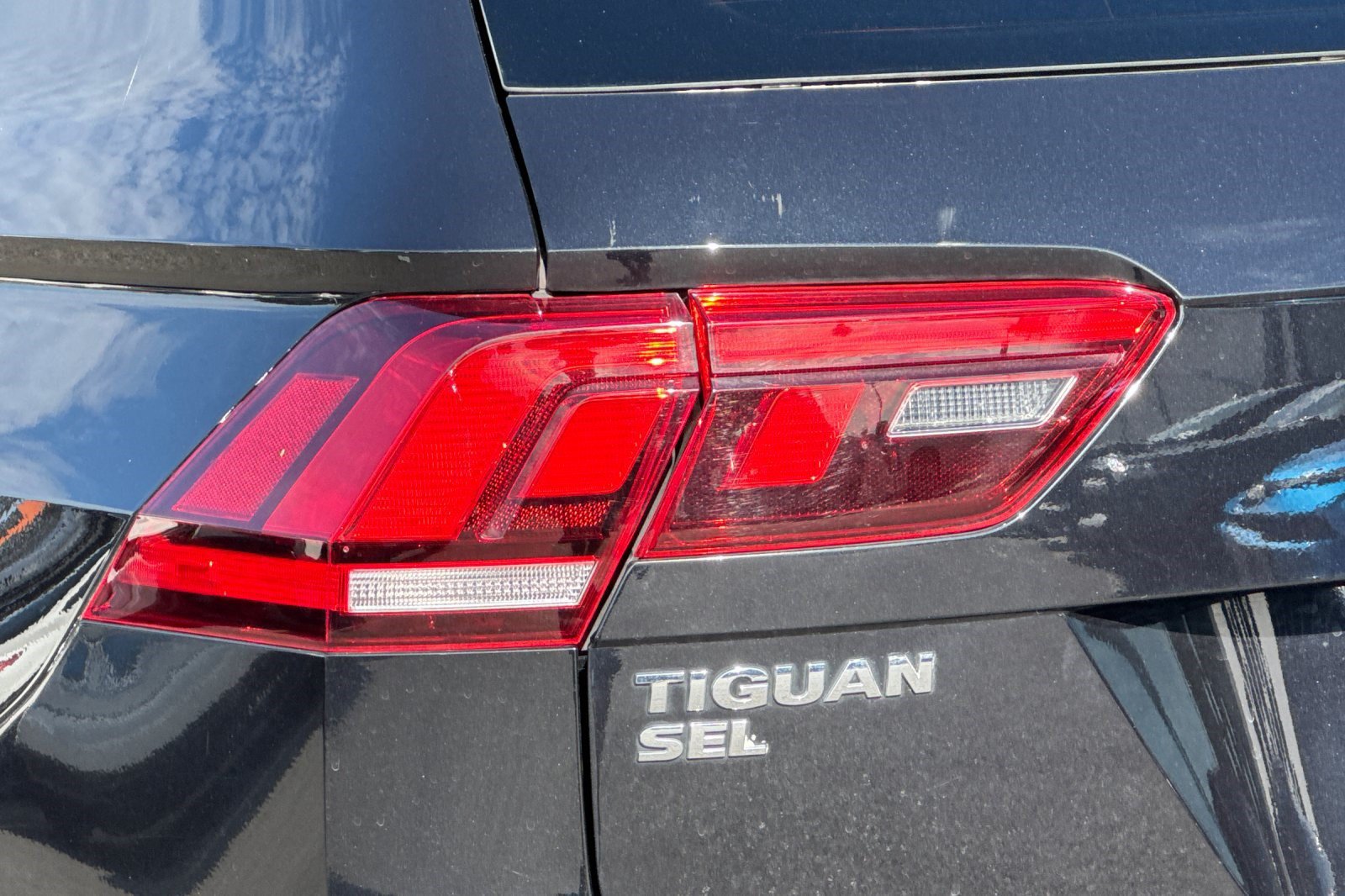 Used 2018 Volkswagen Tiguan SEL AWD/4WD image 30