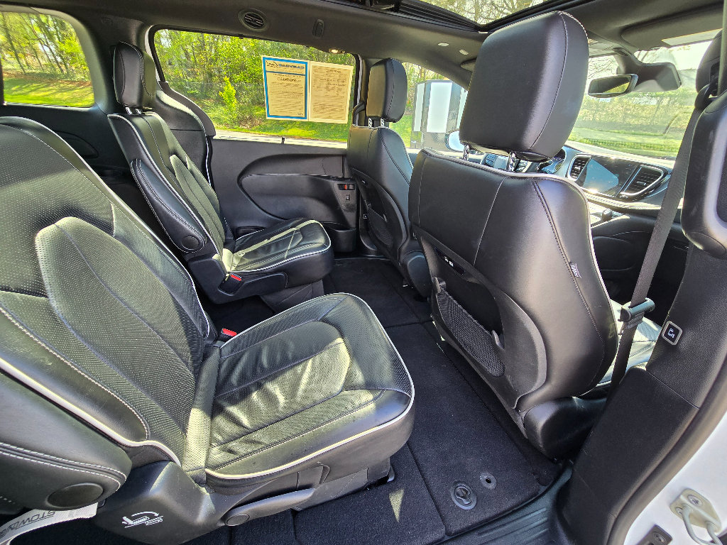 Used 2025 Chrysler Pacifica Limited FWD image 24