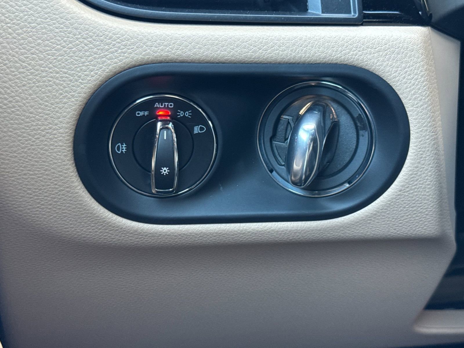 Certified 2025 Porsche Macan image 31