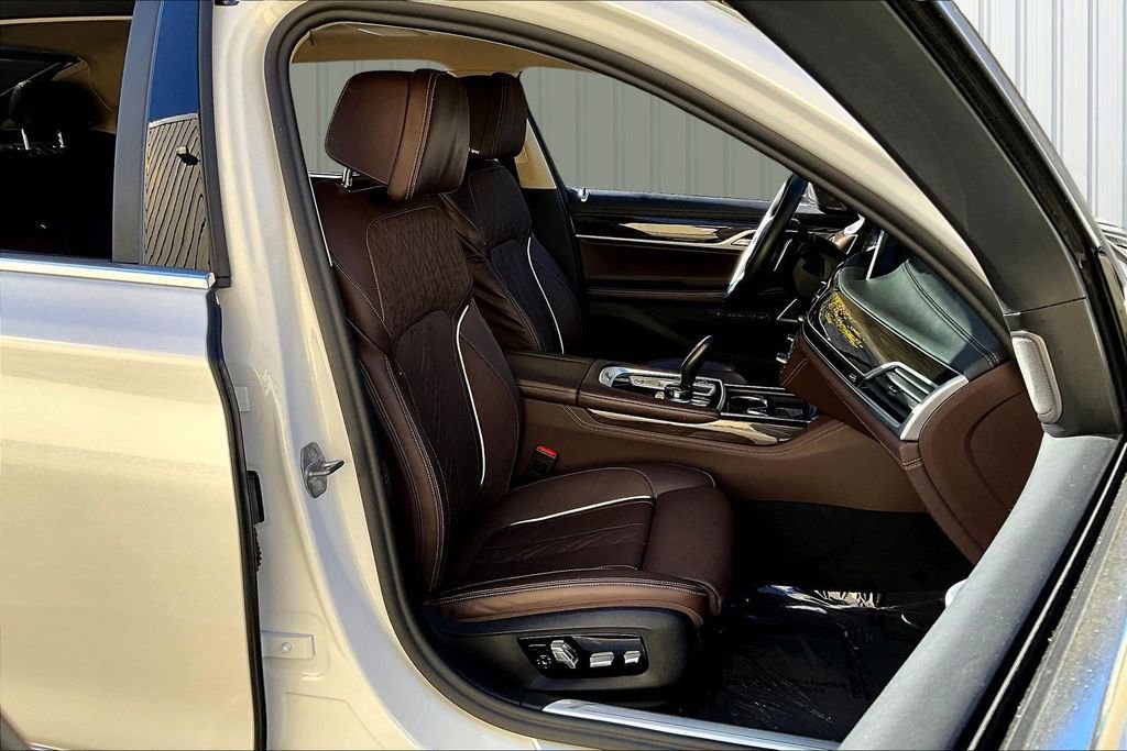 Used 2022 BMW 750i xDrive w/ Executive Package AWD/4WD image 29
