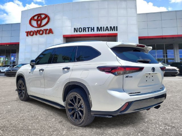 Used 2025 Toyota Highlander Limited FWD image 3