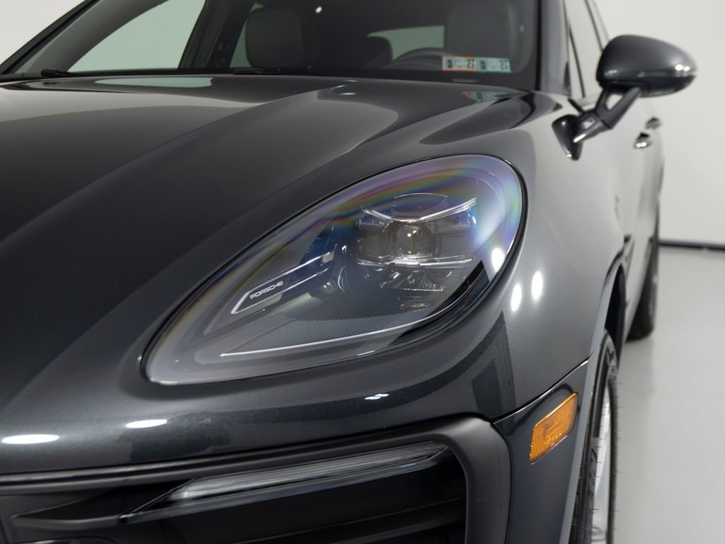 Certified 2025 Porsche Macan image 14