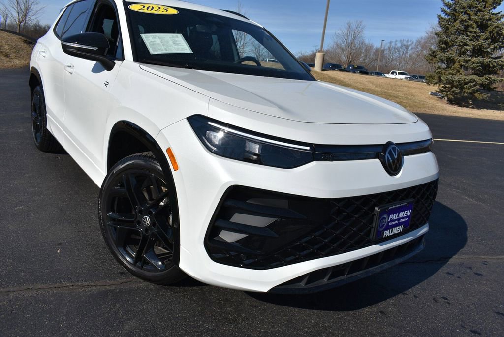 Used 2025 Volkswagen Tiguan SE R-Line image 2