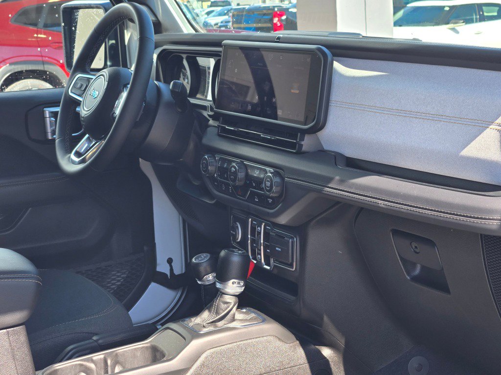Used 2025 Jeep Wrangler Sahara image 8