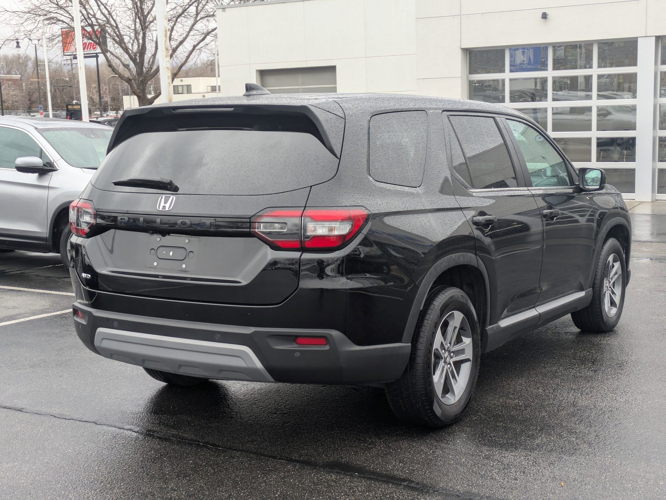 Used 2025 Honda Pilot EX-L image 3