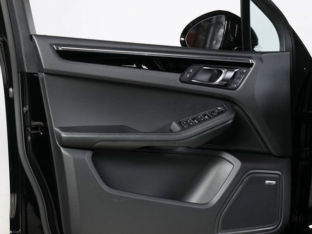 Certified 2026 Porsche Macan AWD/4WD image 28