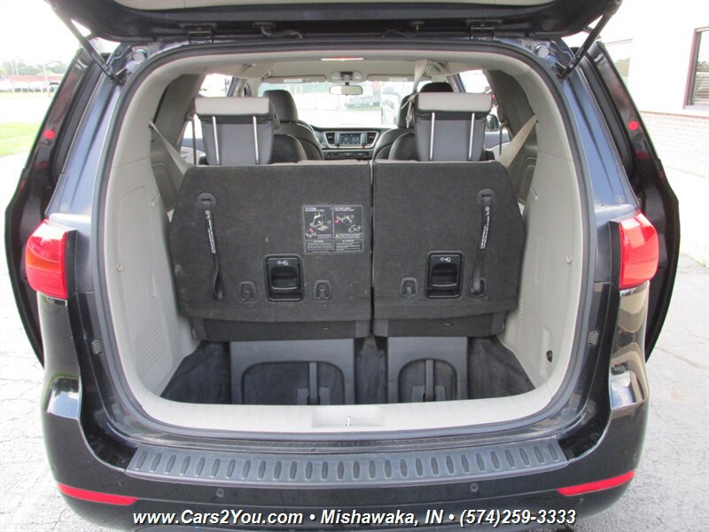Used 2017 Kia Sedona LX w/ LX Essentials Premium Package FWD image 17