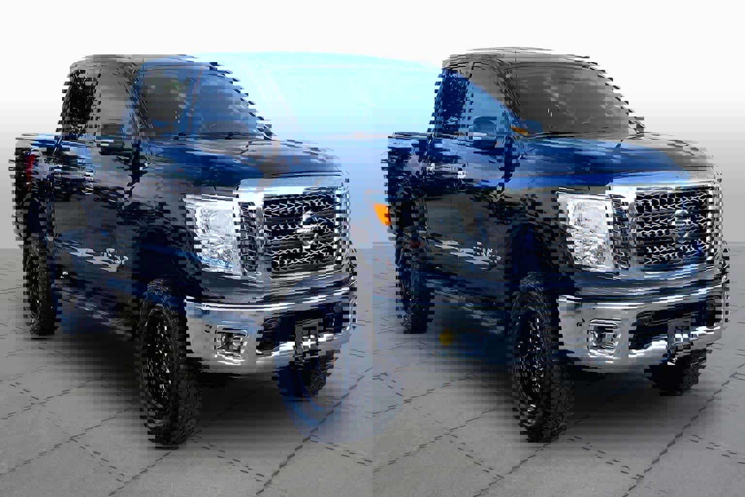 Used 2018 Nissan Titan SV w/ SV Convenience Package image 3