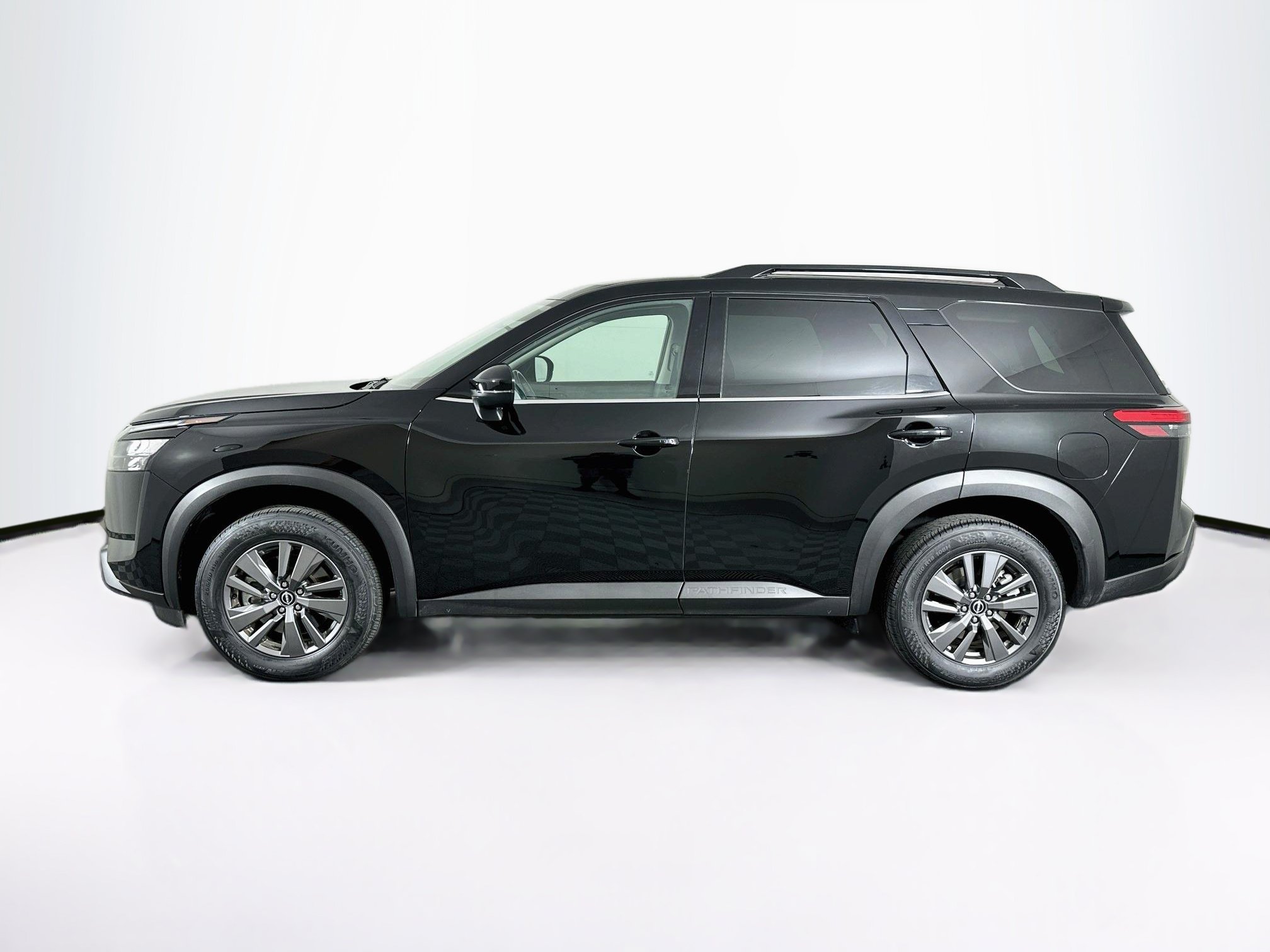 Used 2025 Nissan Pathfinder SV FWD image 4