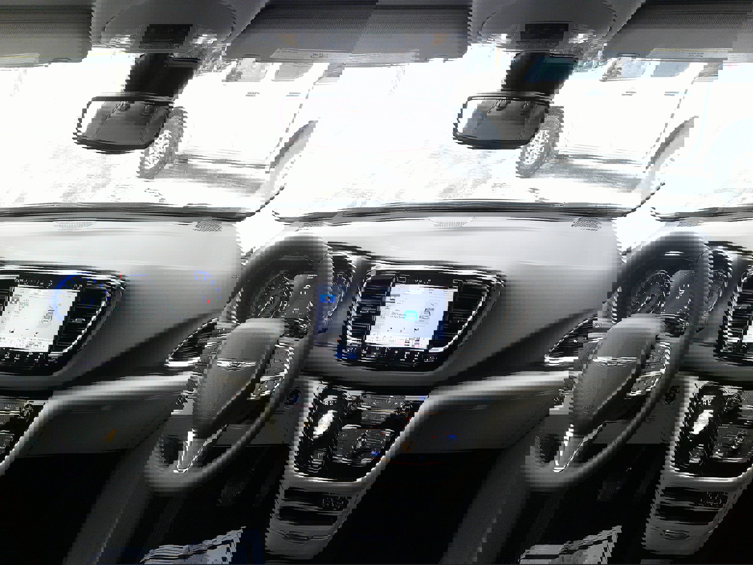 Used 2024 Chrysler Pacifica Touring-L image 17