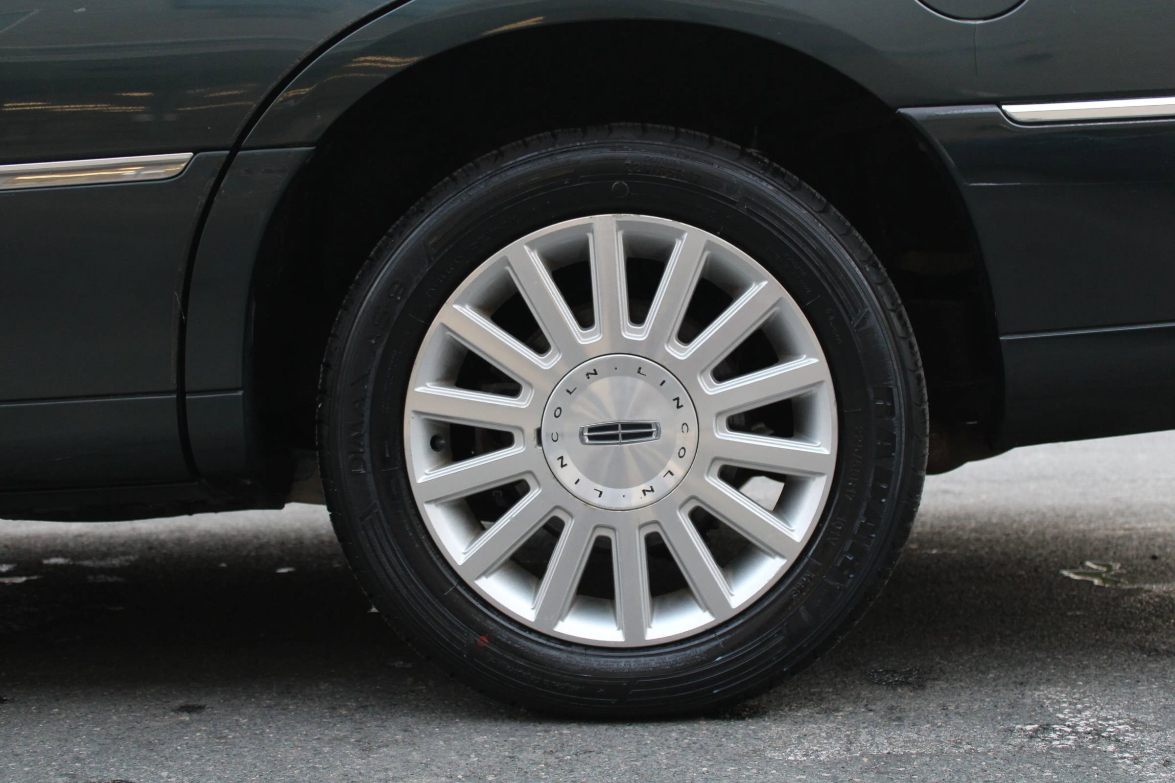 Used 2003 Lincoln Town Car Signature image 29