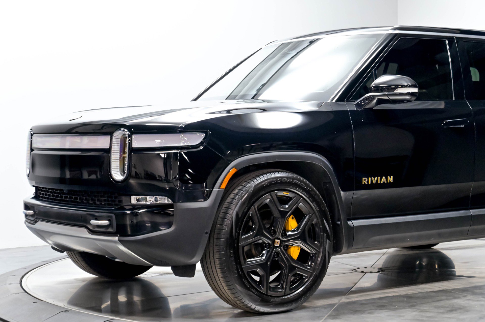 Used 2023 Rivian R1S Adventure AWD/4WD image 4
