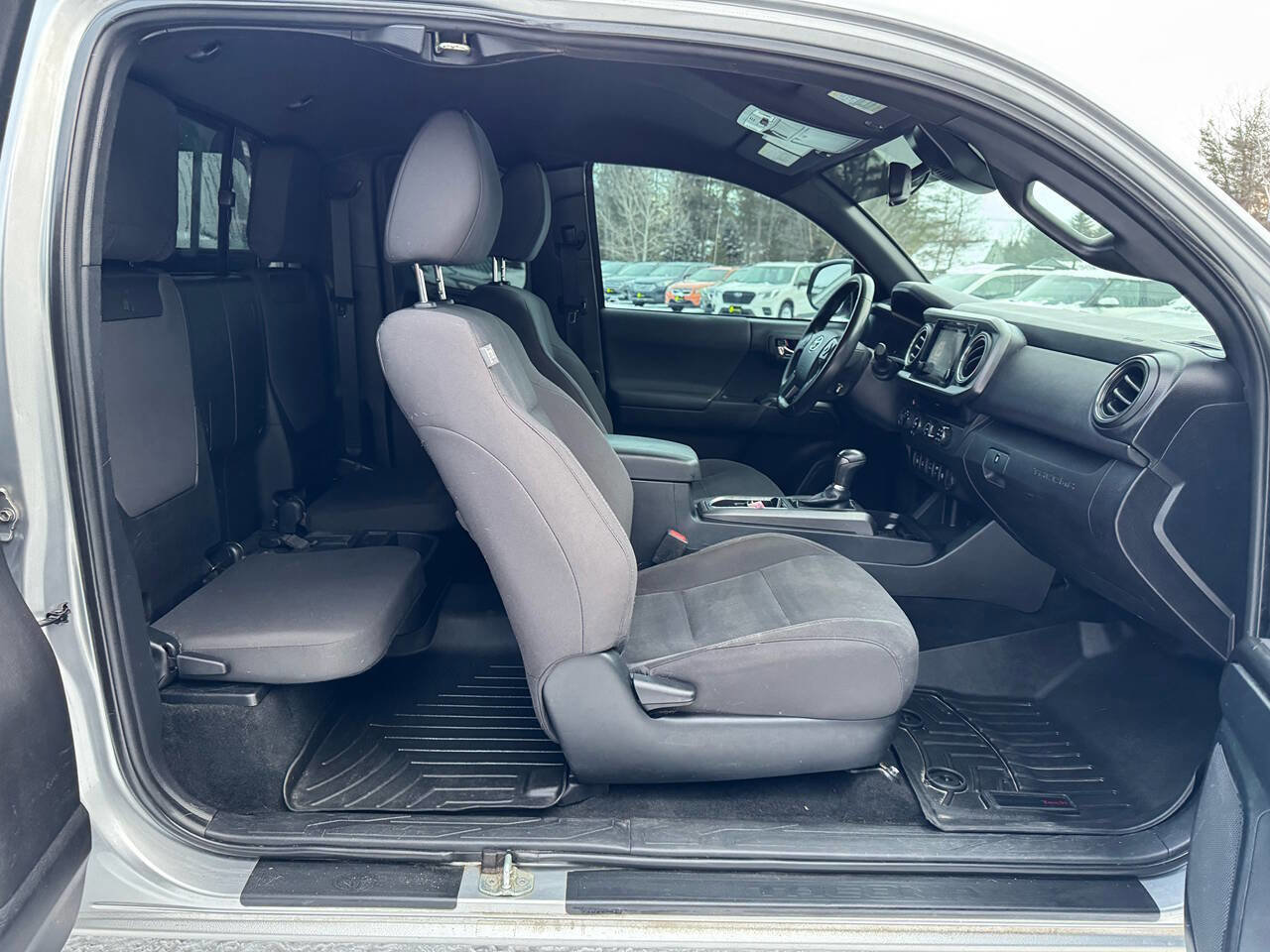 Used 2018 Toyota Tacoma TRD Sport w/ Technology Package image 19