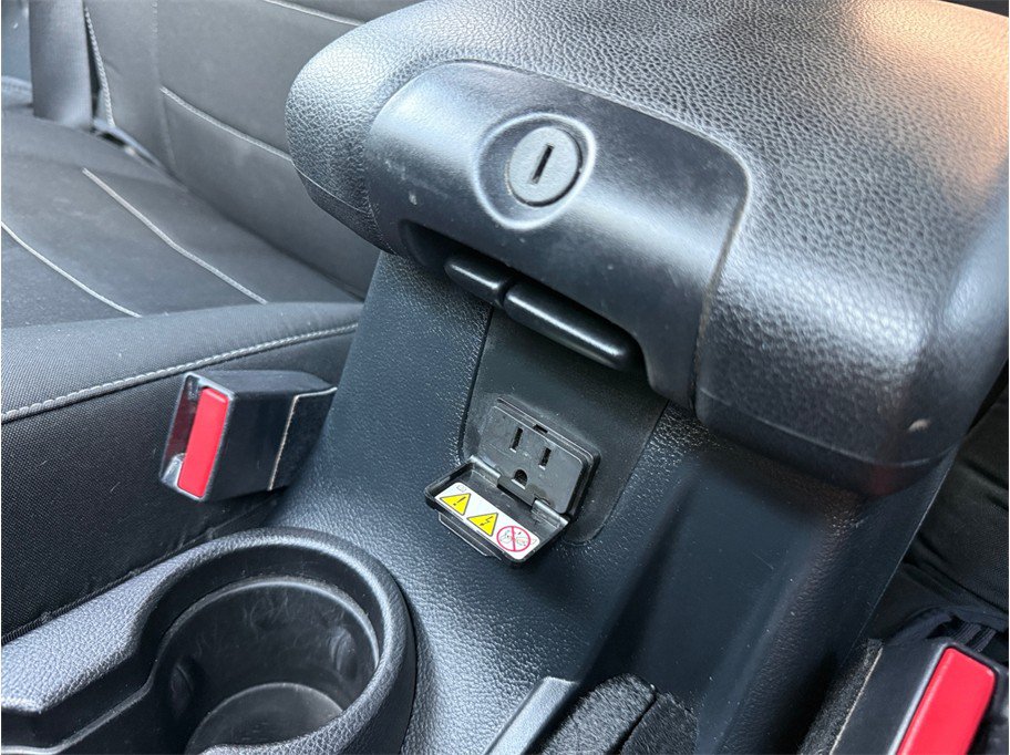 Used 2015 Jeep Wrangler Unlimited Rubicon w/ Connectivity Group AWD/4WD image 36