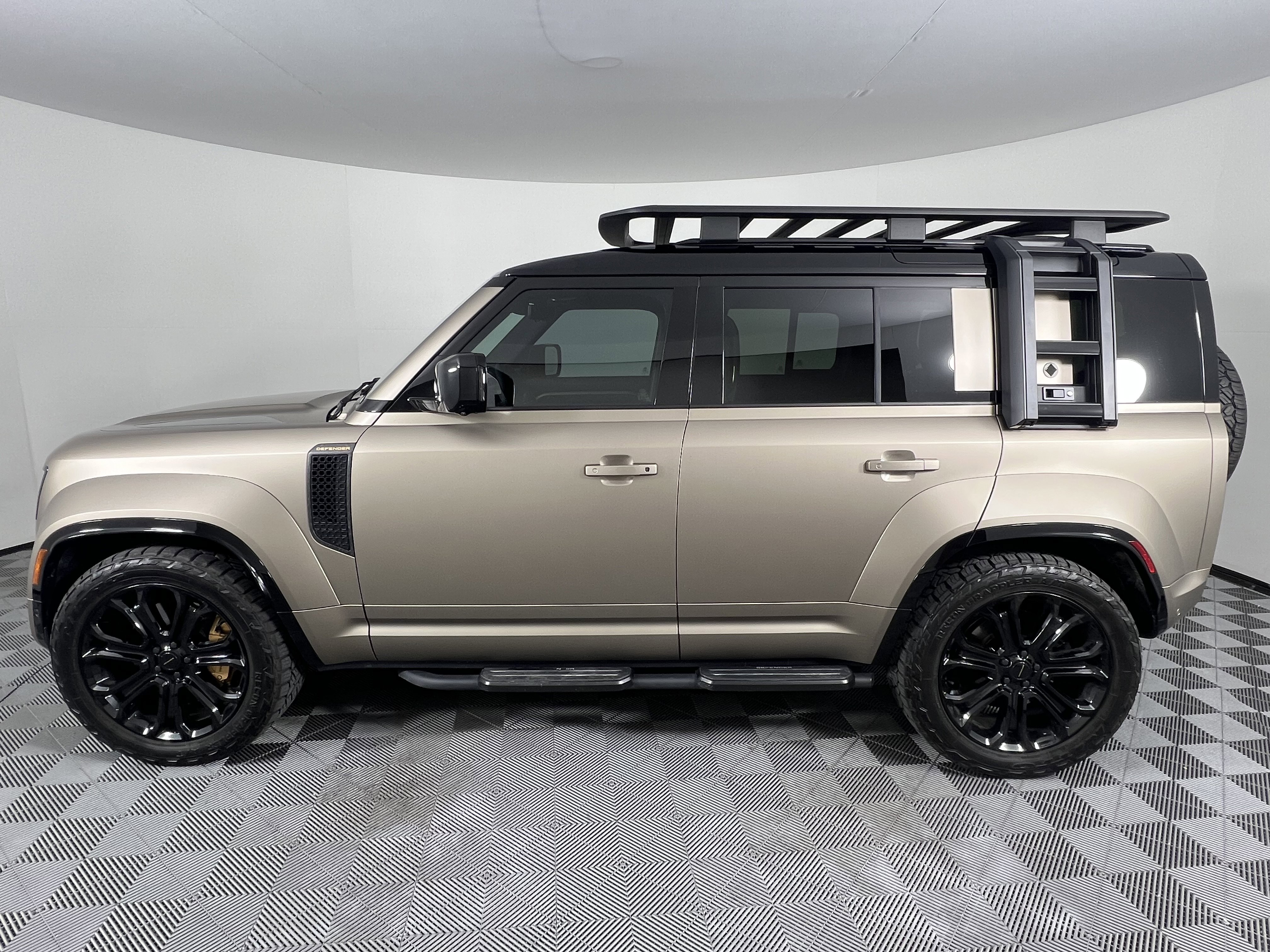 Used 2026 Land Rover Defender 110 OCTA image 9