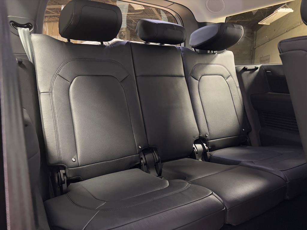 Used 2023 Land Rover Defender 130 SE image 44