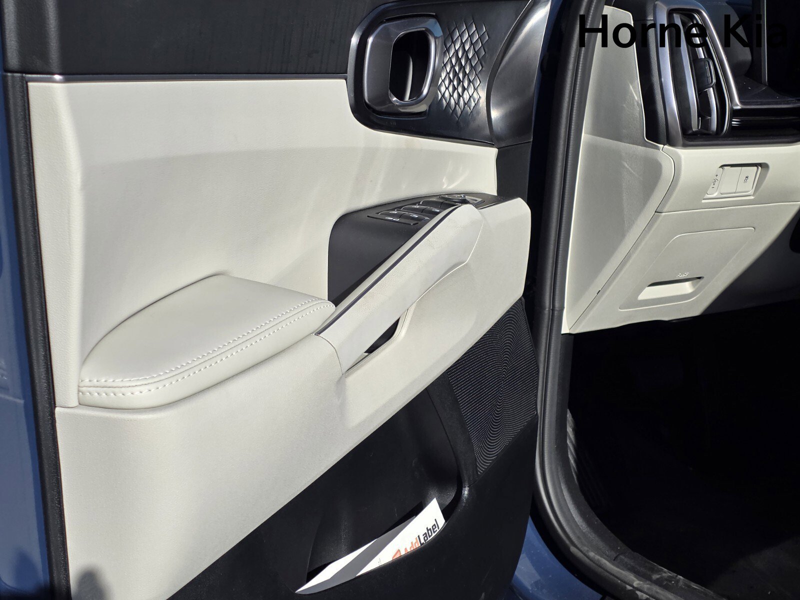 New 2025 Kia Sorento S image 9