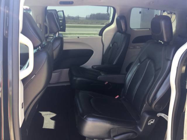 Used 2017 Chrysler Pacifica Touring-L image 12