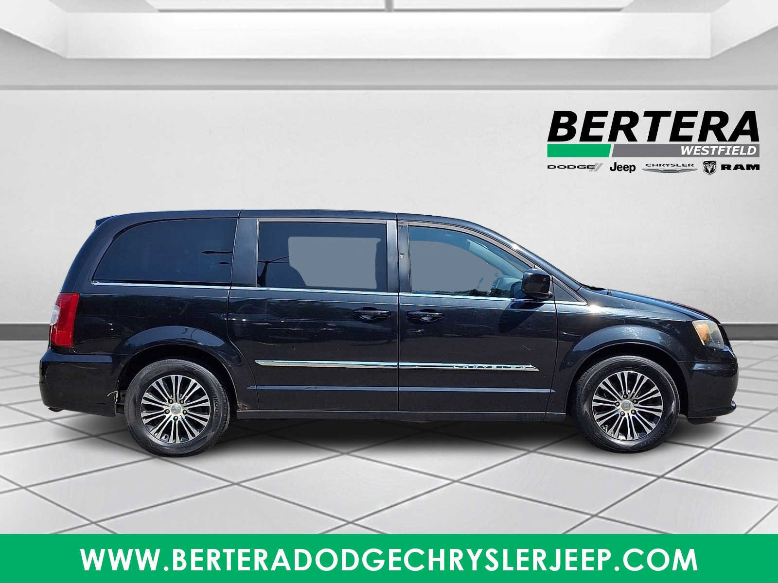 Used 2014 Chrysler Town & Country S FWD image 7